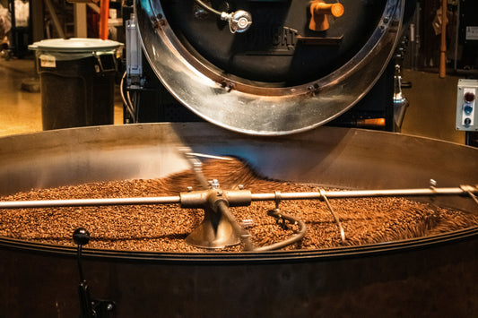 Kaffeebohnen im Trommelröster der Brügmann Kaffeerösterei während der Röstung